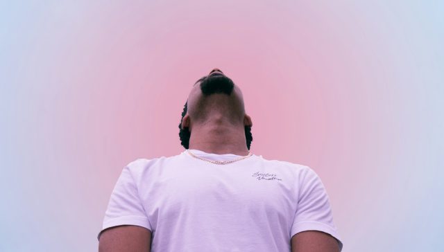 man in white crew neck t-shirt