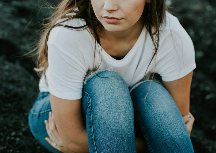 shallow focus photo of person in white scoop-neck T-shirt